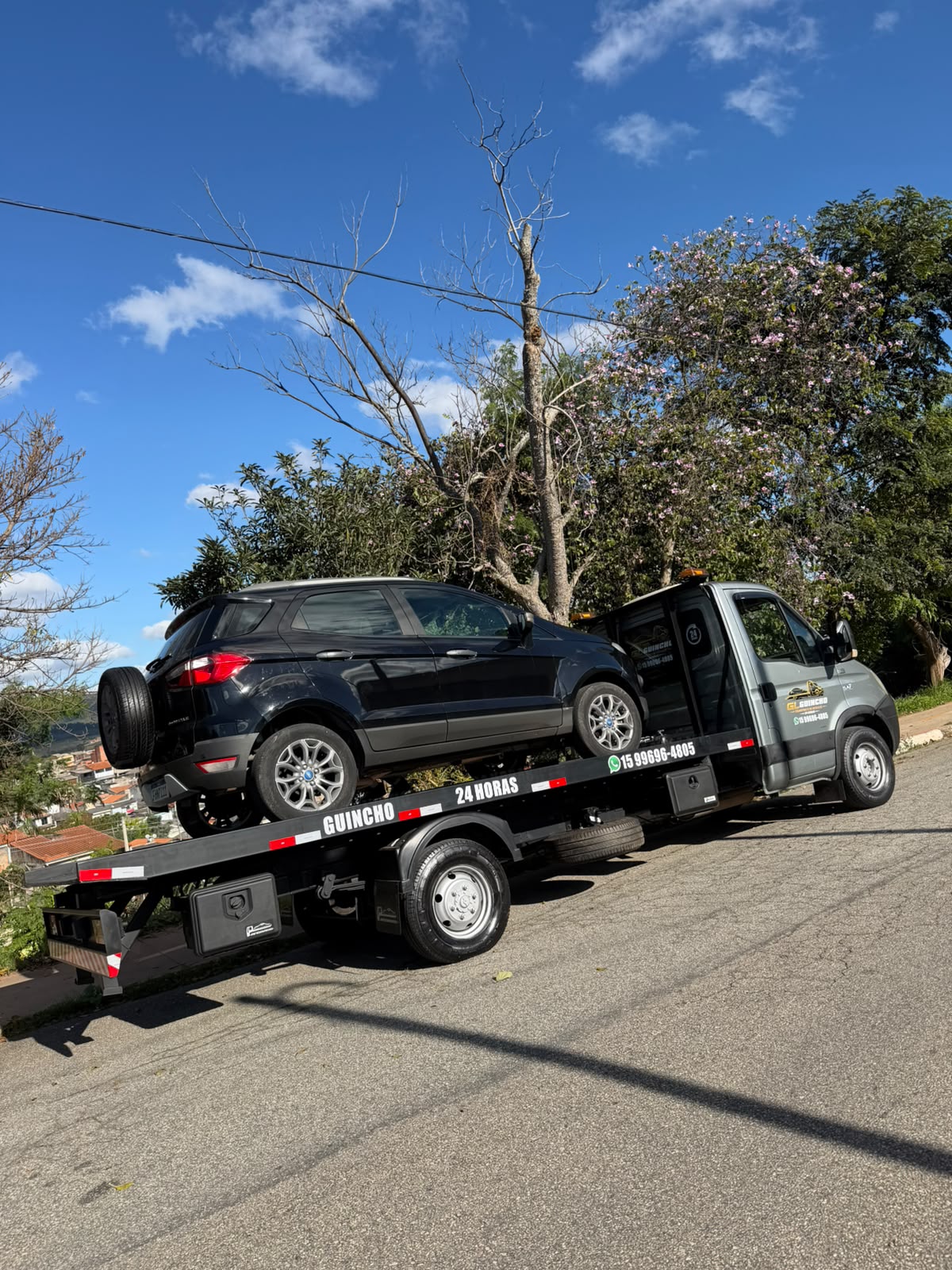 Caminhão plataforma da GL Guincho transportando um veículo em Sorocaba
